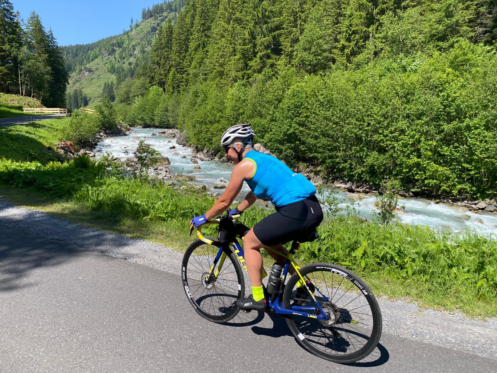 Rennradfahrerin am Rychenbach auf dem Weg zur Rosenlaui, Meiringen, Berner Oberland
