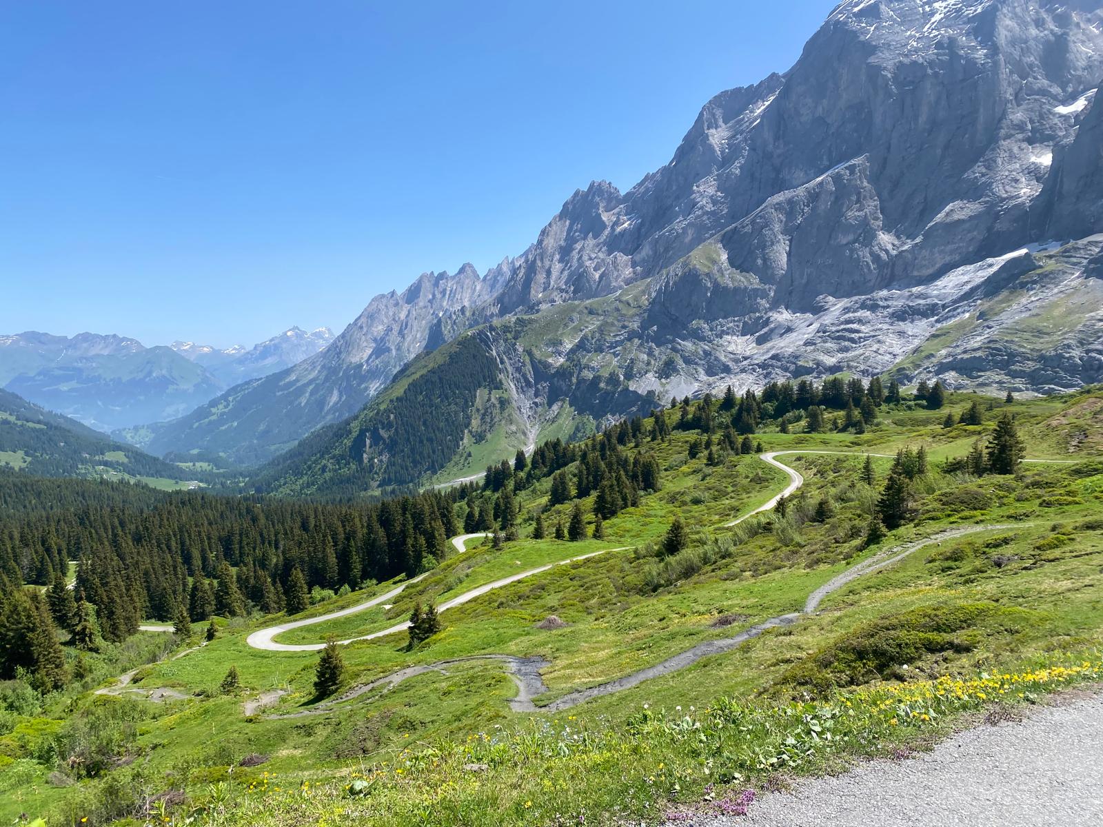 Letzte Kehren hinauf zur Grossen Scheidegg – schmale Bergstrasse, Berner Oberland