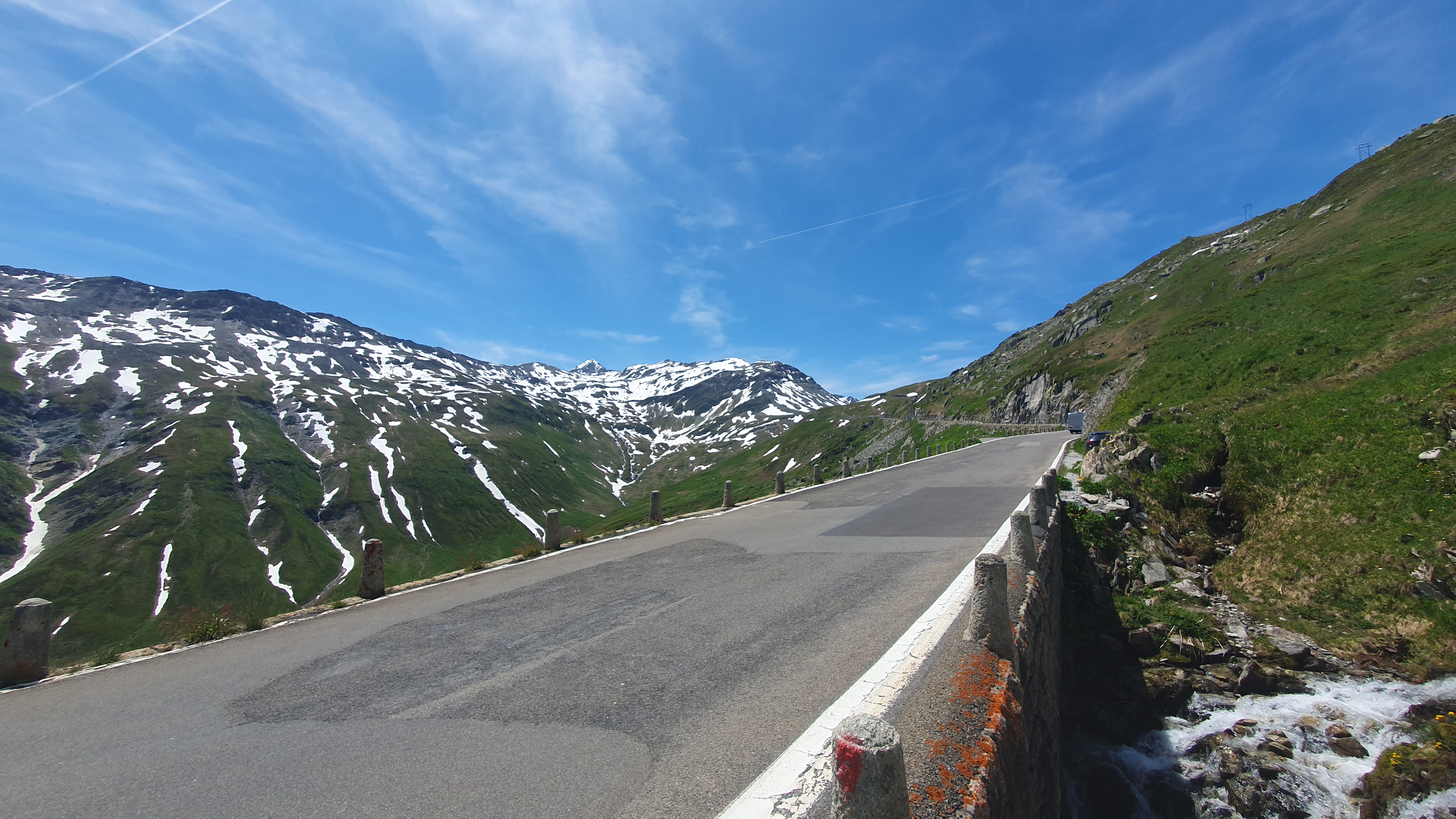 Furkapassstrasse mit Kehren, Passhöhe fast in Sicht – Uri/Wallis – Rennradtour