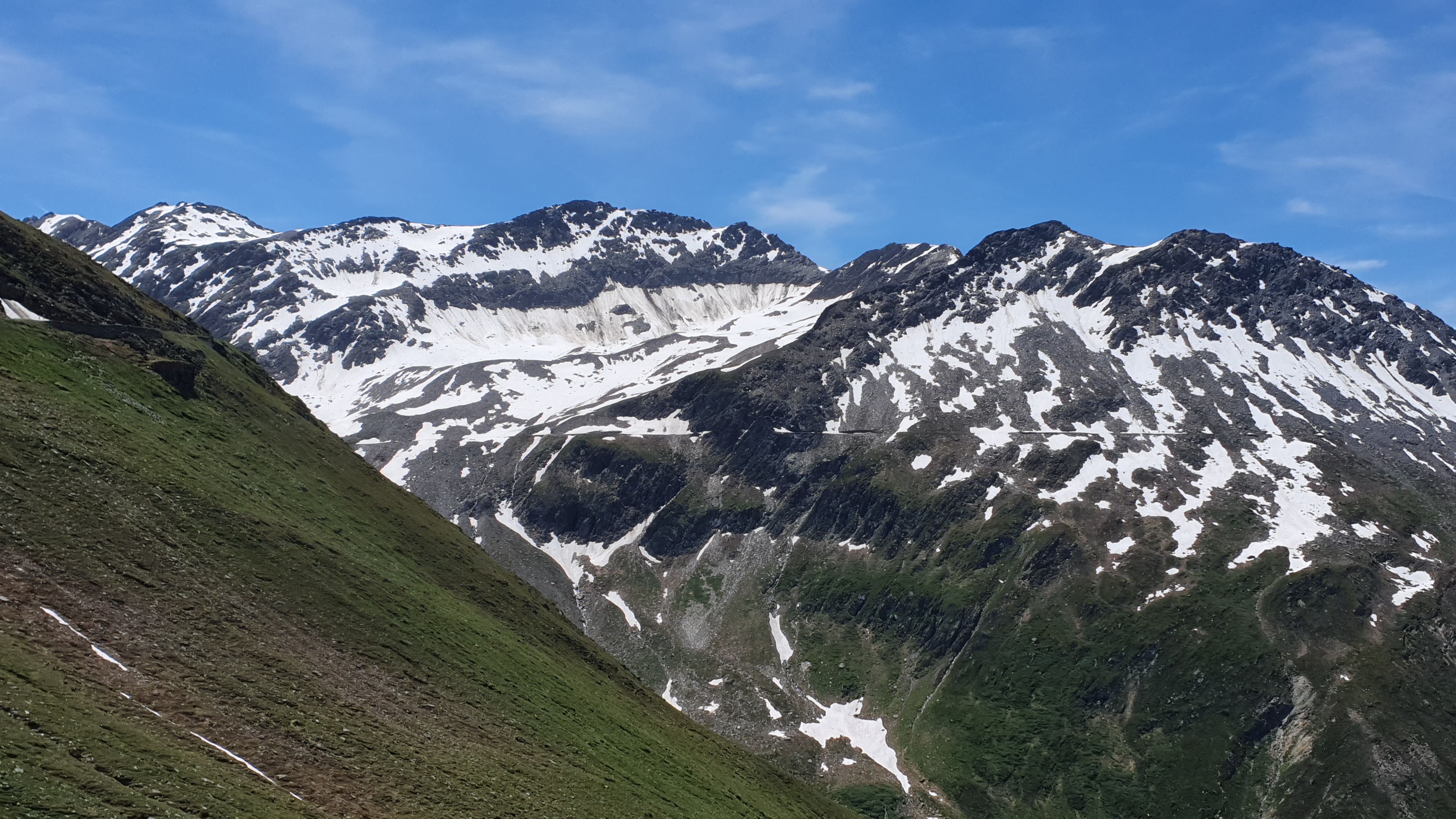 Gipfelpanorama am Furkapass – klare Sicht in der Zentralschweiz/Uri – Rennradtour