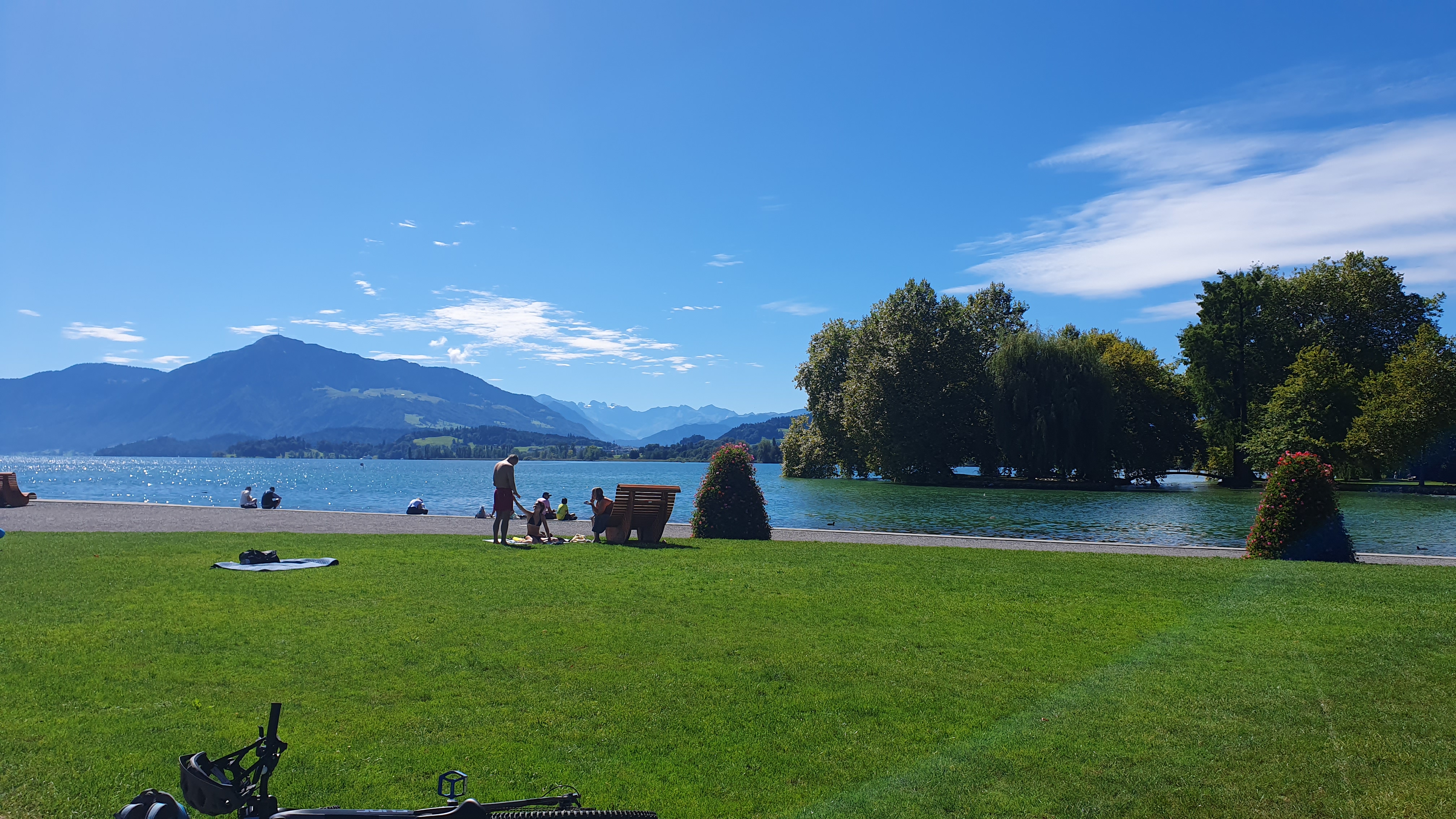 Blick von Cham über den Zugersee mit farbenfrohem Himmel und klarer Sicht Richtung Rigi