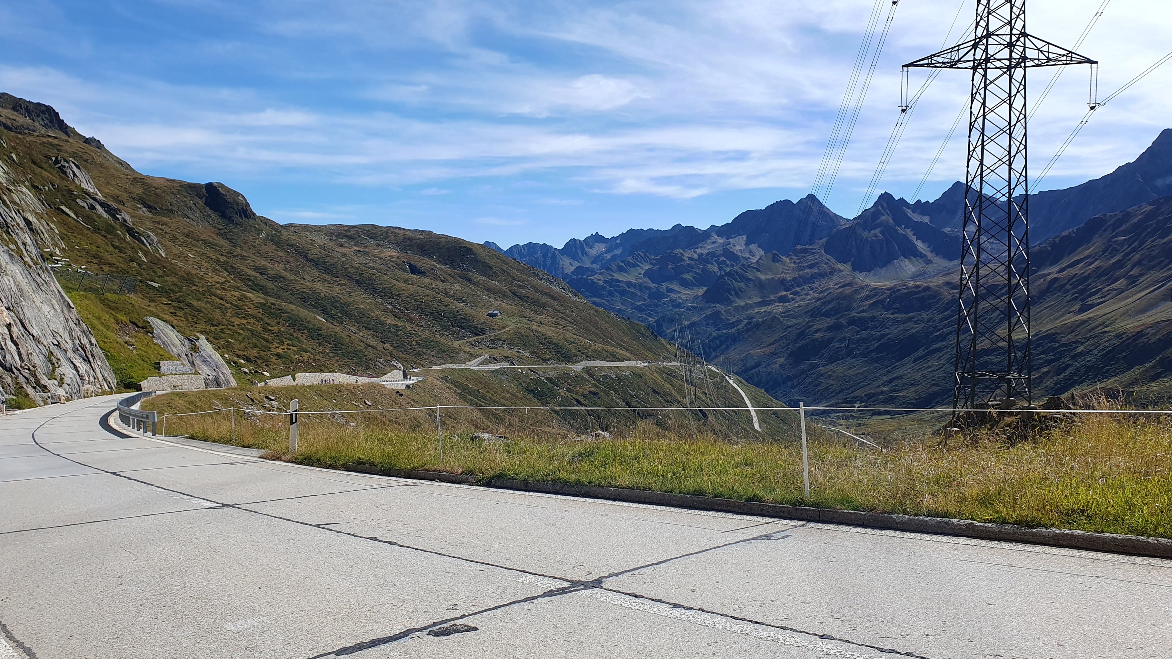 Nufenenpass – Kehrenrückblick – Höhenmeter im Blick