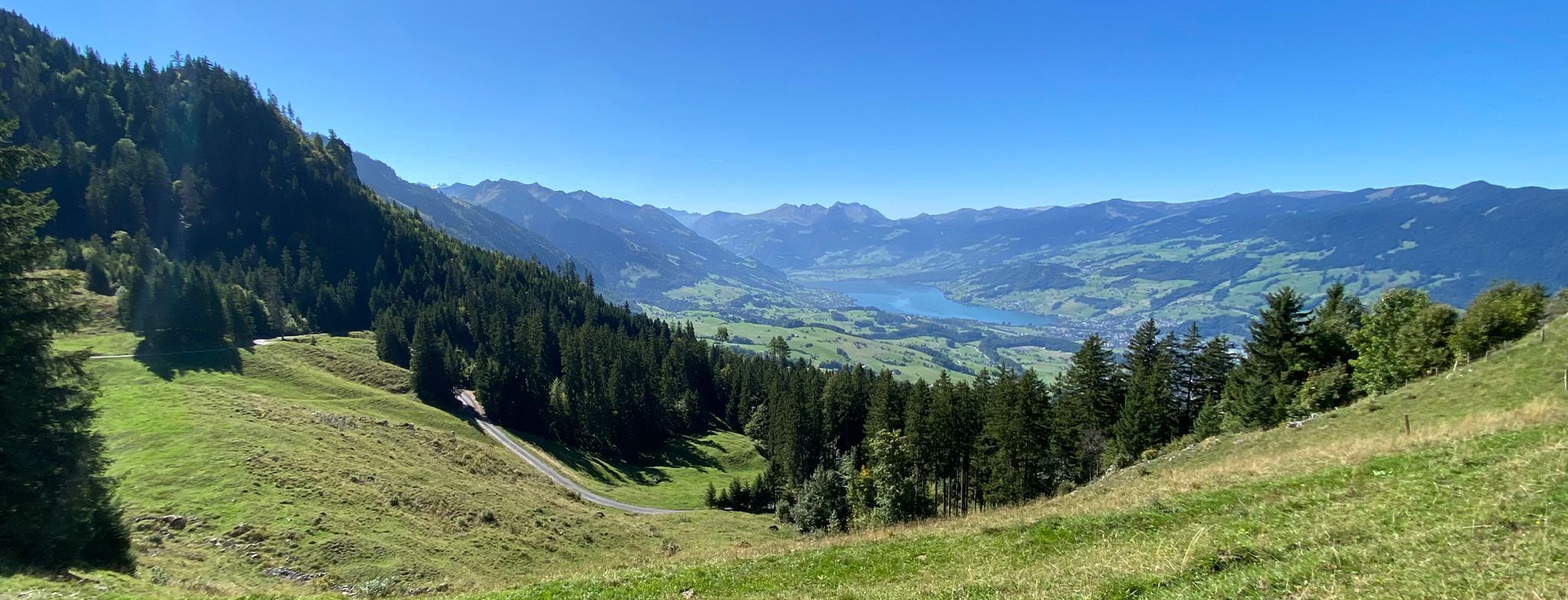 Aufstieg zum Ächerlipass mit Blick auf den Sarnersee – Rennradtour Zentralschweiz