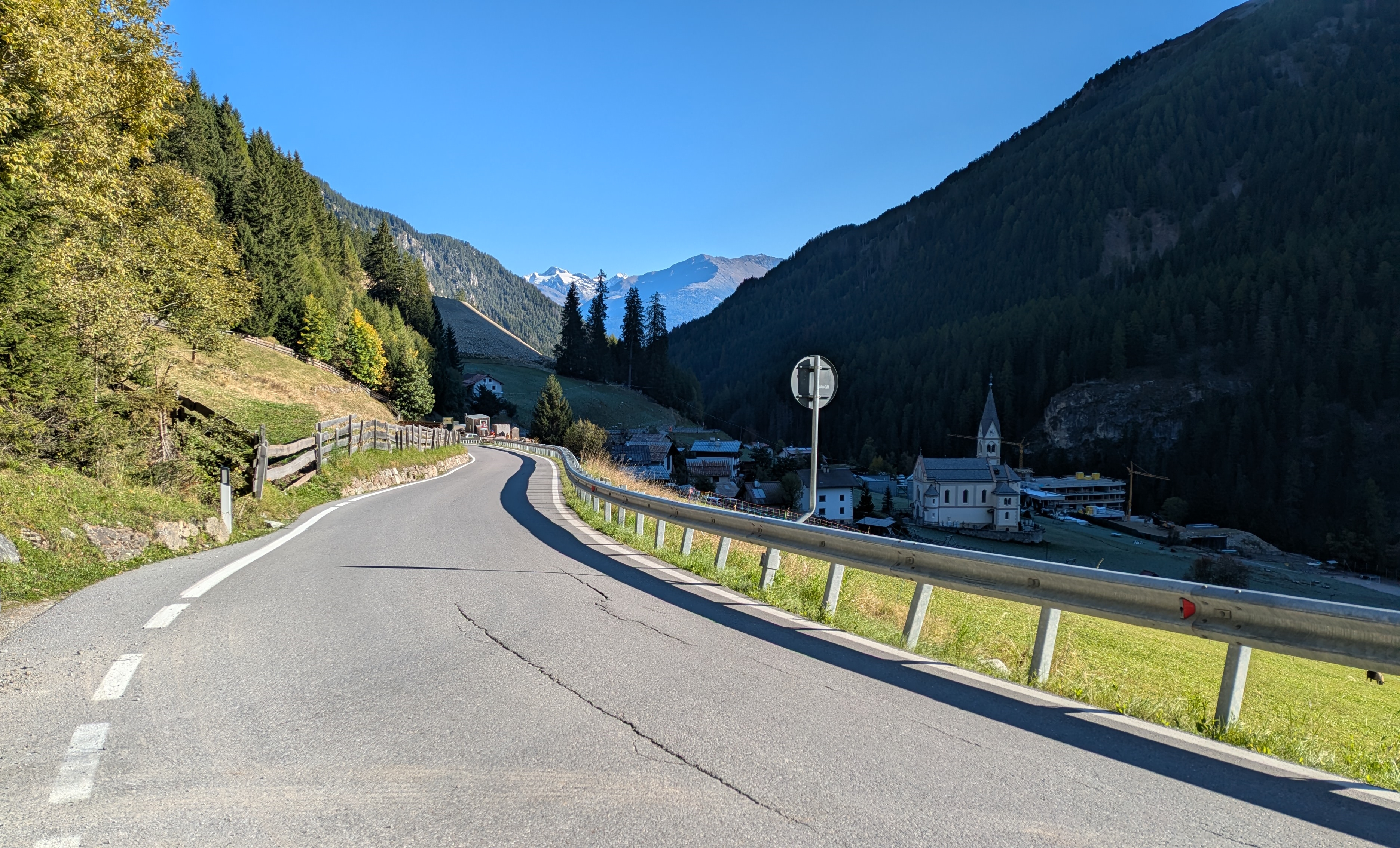 Erste Sonnenstrahlen kurz hinter Trafoi auf dem Stilfserjoch-Anstieg; kühler Morgen, lange Schatten, Rennrad auf Radweg