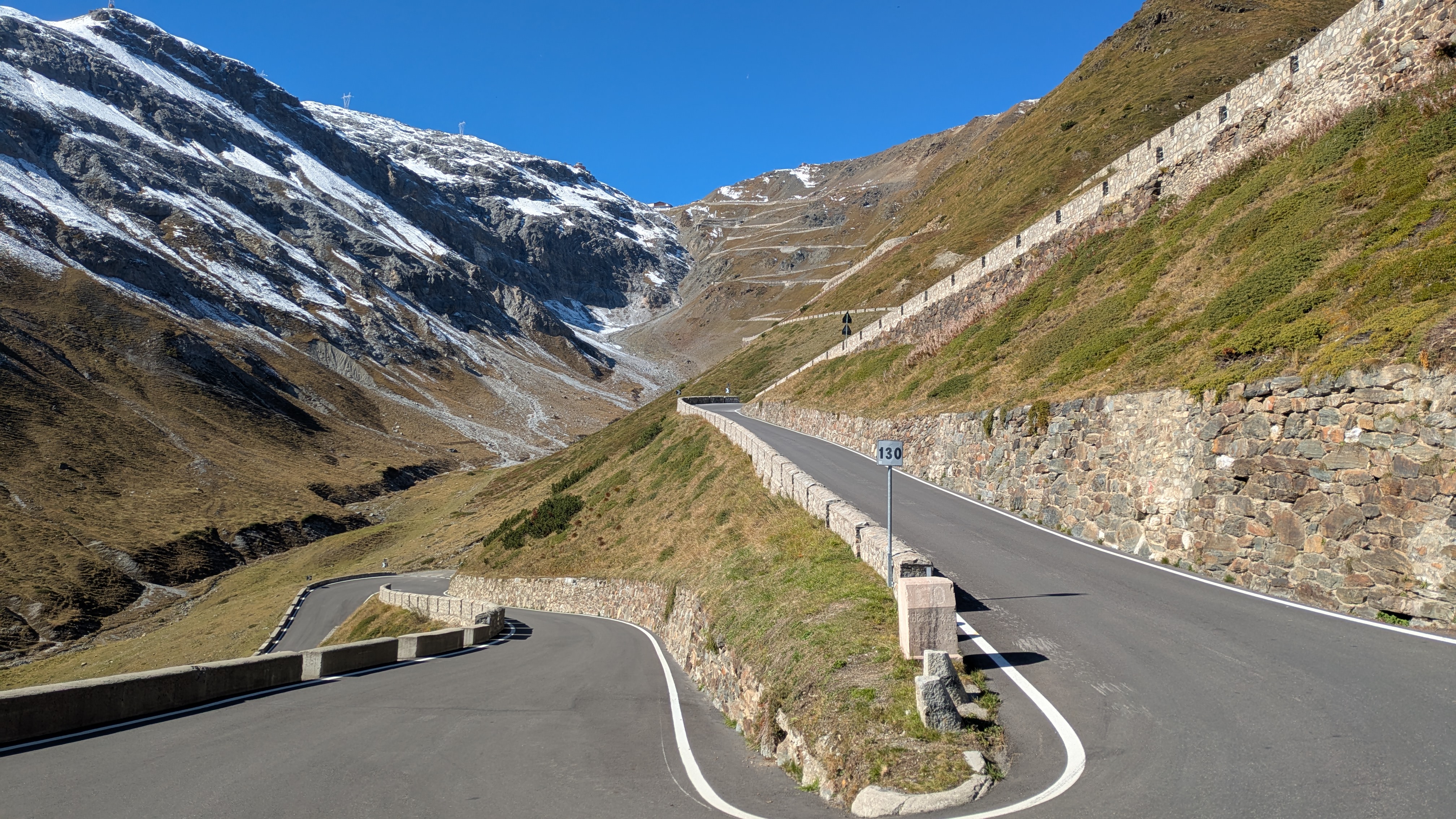 Die oberen Kehren der Prad-Rampe am Stilfserjoch; Rifugio Tibet und Passhöhe im Blick, spätherbstliches Licht