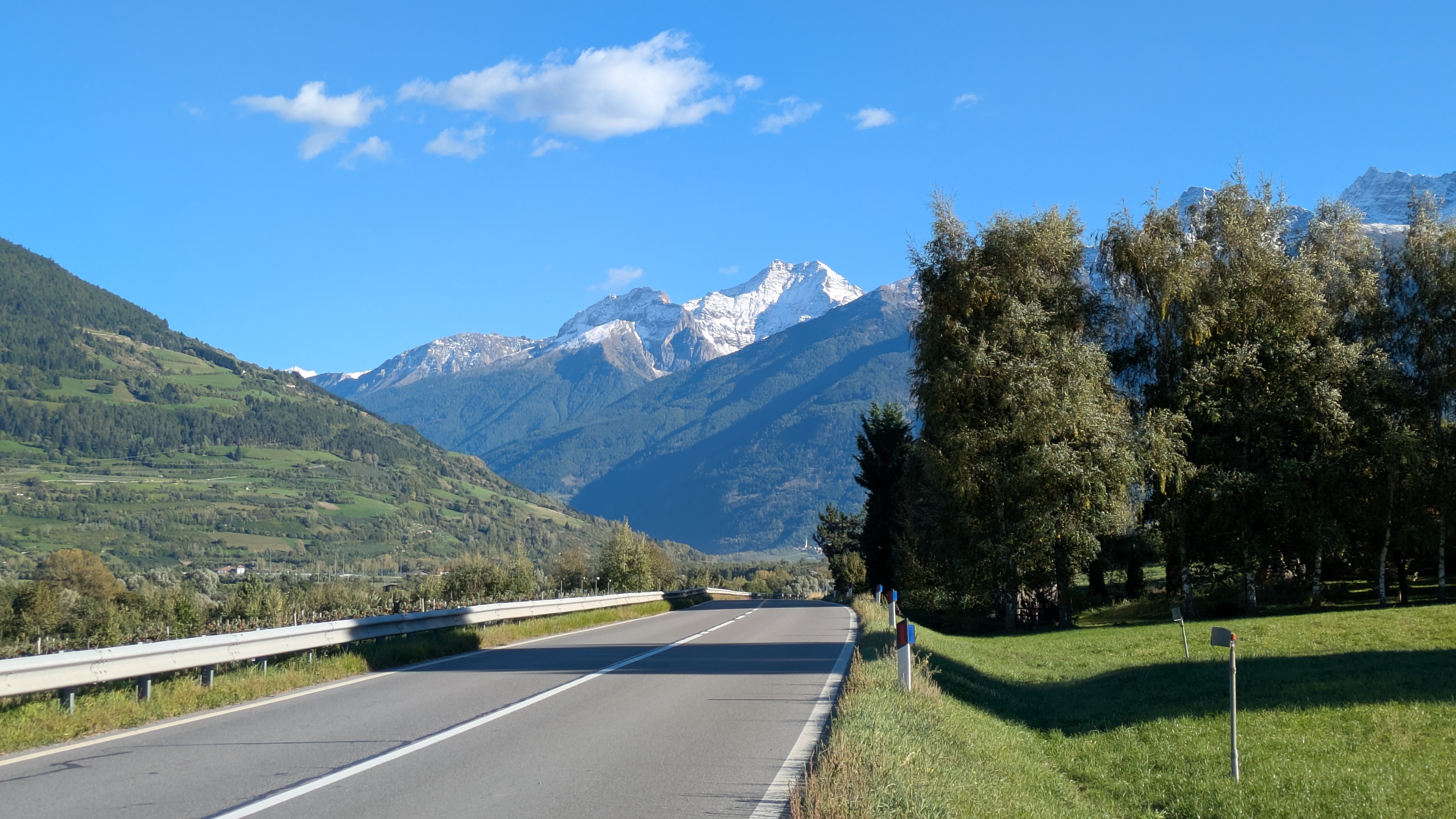 Abfahrt Richtung Glurns auf der Rückfahrt nach Prad; herbstliche Hänge, weite Kurven