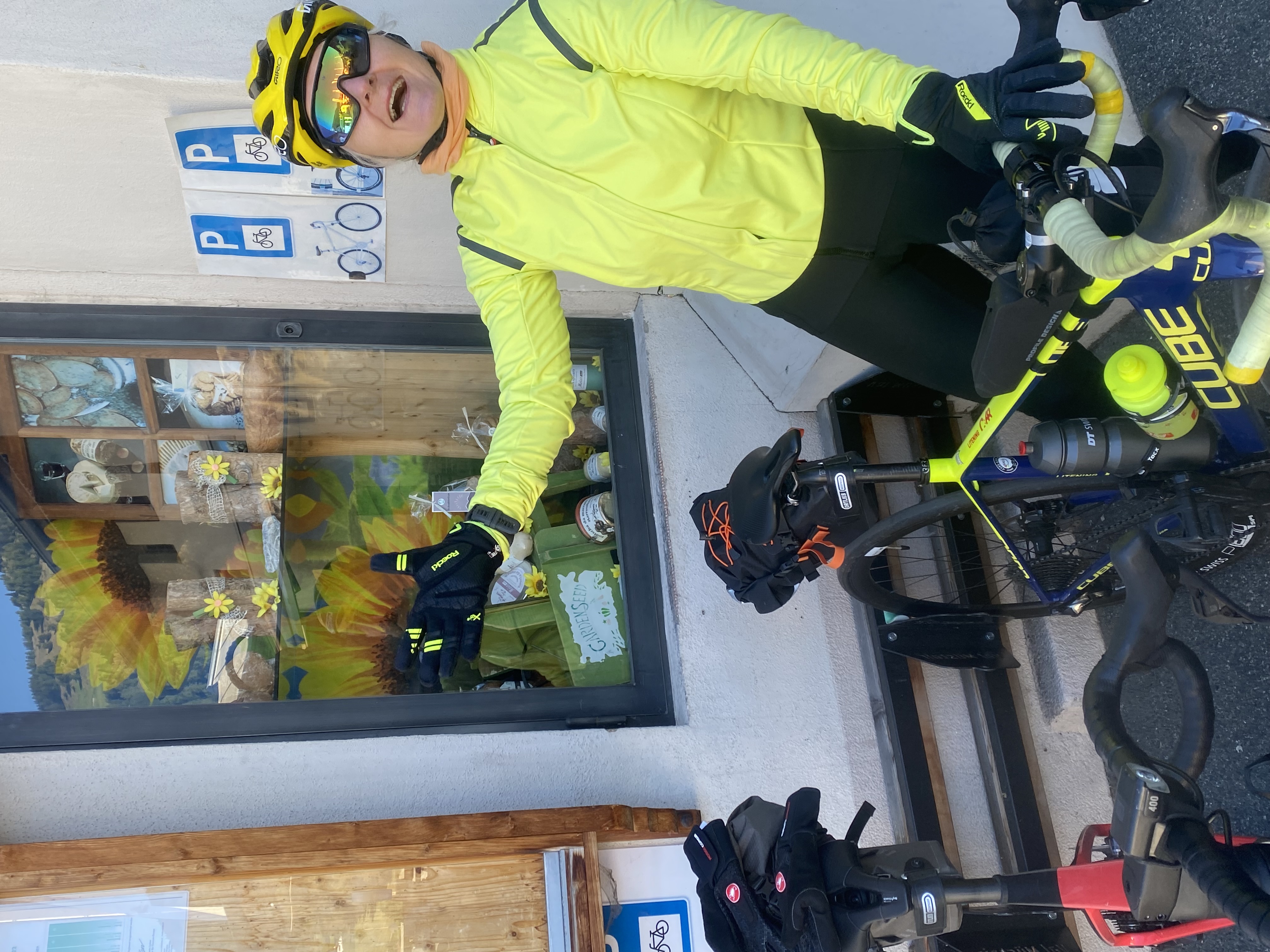 Freude über Sponsor-Geschenk in Sta. Maria: Winter-Rennradhandschuhe vor Kaffeetasse