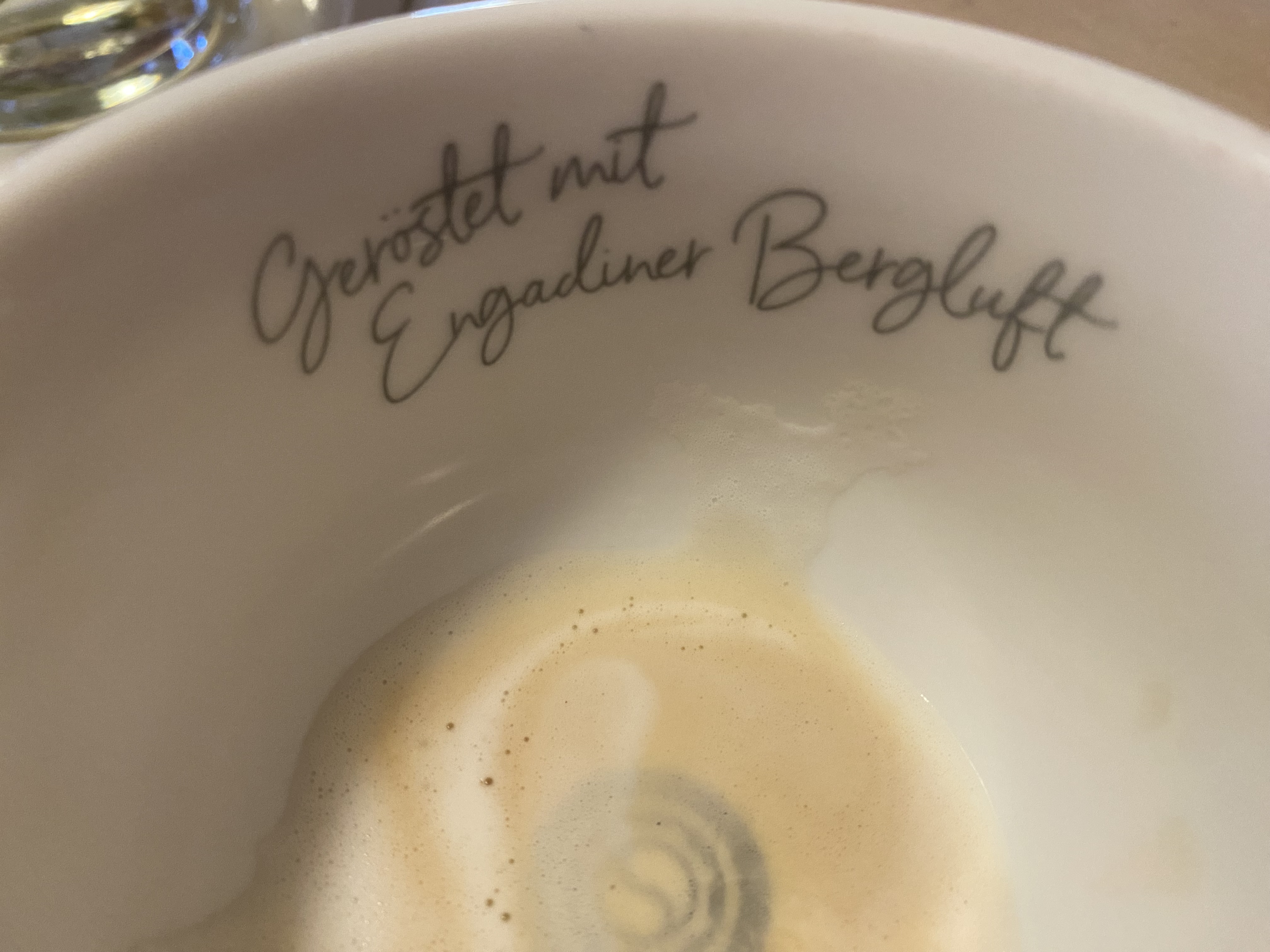 Kaffeepause in Sta. Maria im Val Müstair; Tasse mit Aufdruck «Geröstet in Engadiner Bergluft»