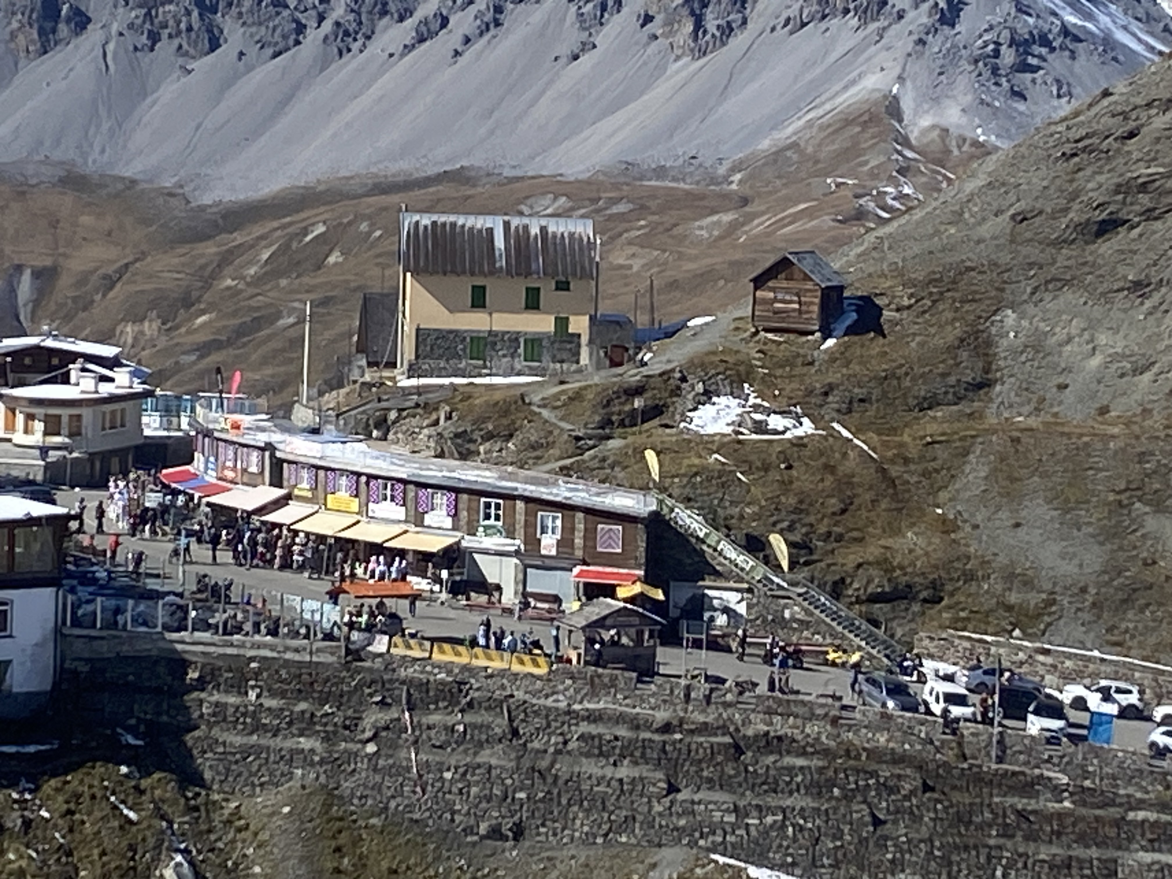 Bunte Verkaufsstände auf der Passhöhe am Stilfserjoch; Trubel, Souvenirs, klare Bergluft