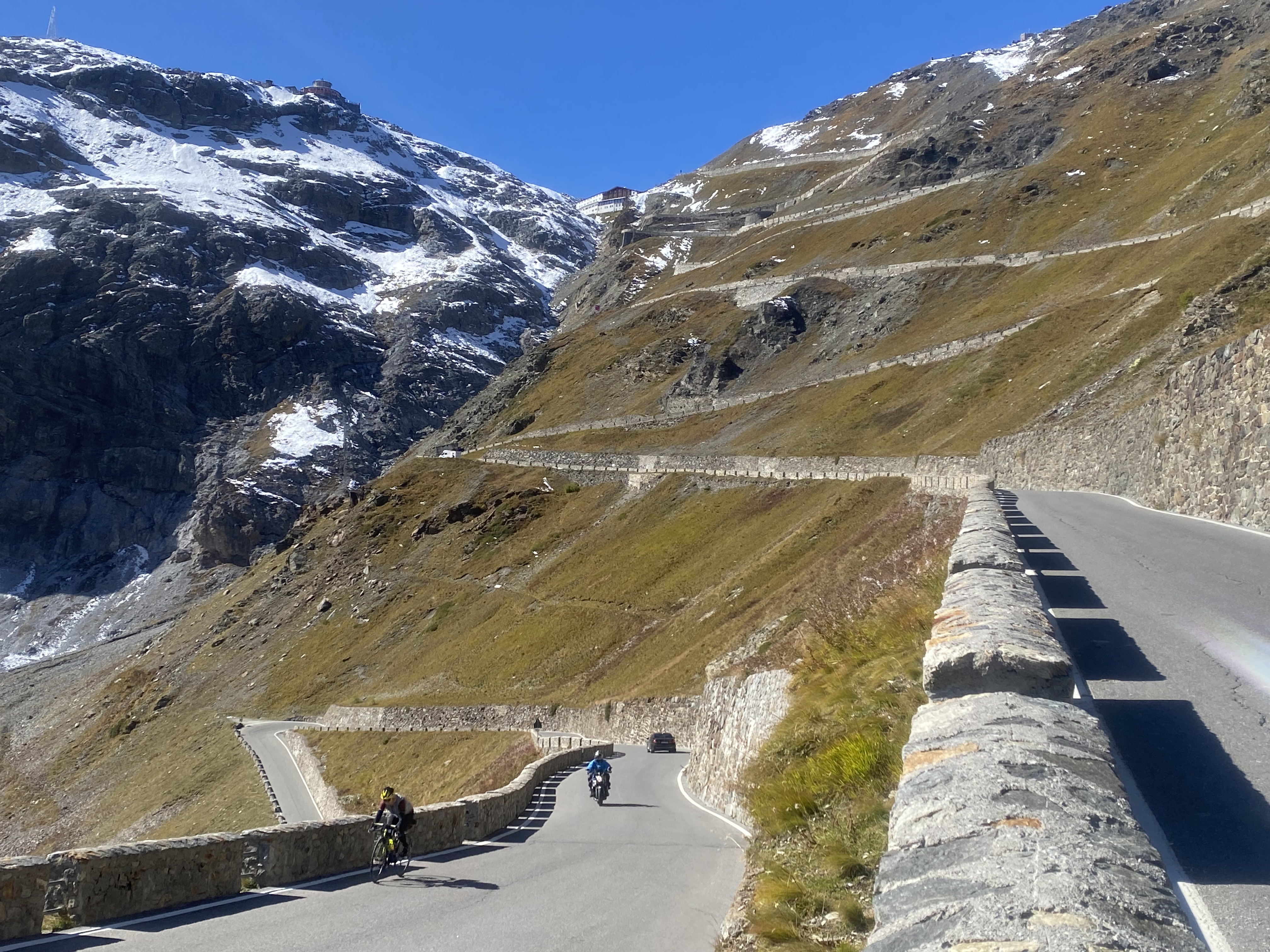 Kehre 11 der Stilfserjochstrasse von Prad aus; klassisches Steingeländer, blauer Himmel