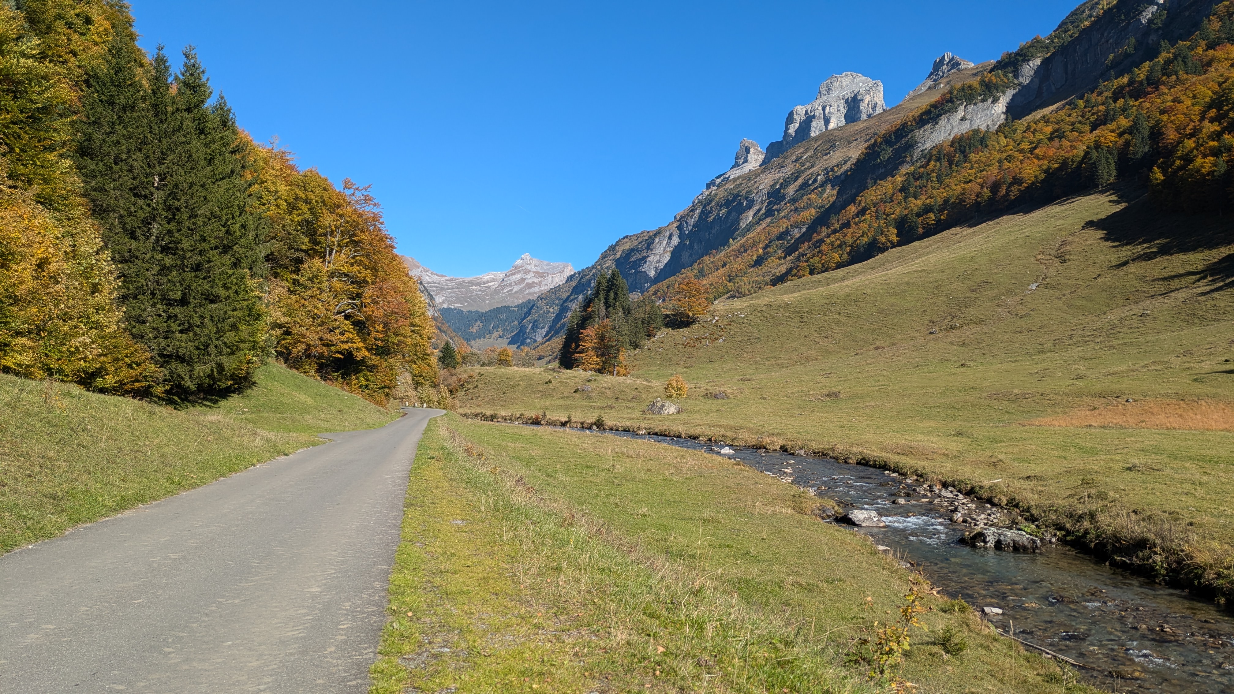 Sanfte Steigung im Gental entlang des Gentalwassers – Richtung Engstlenalp