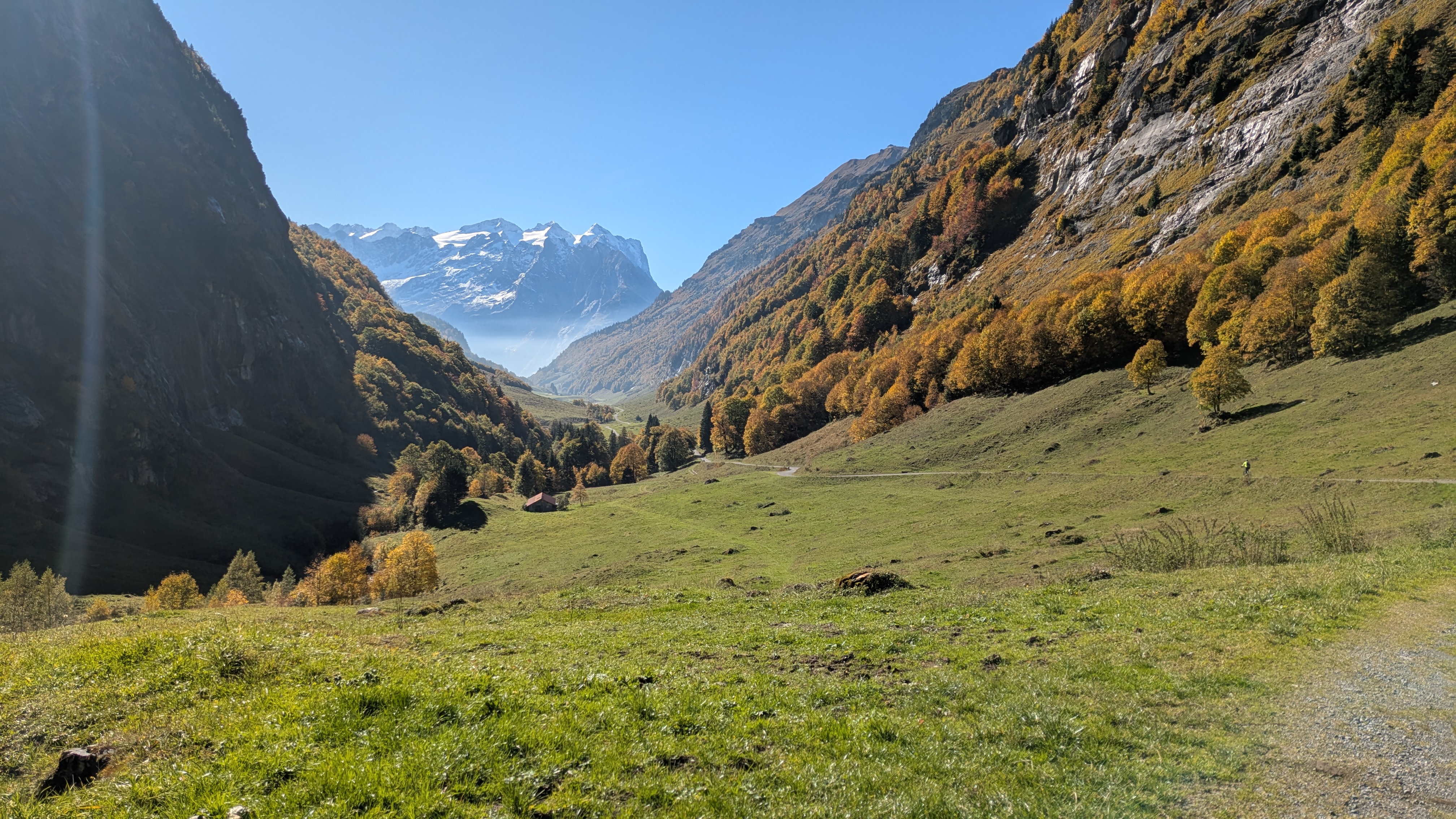 Blick von der Gentalalp über die Alpstrasse Richtung Engstlensee zum Rosenlaui/Grindelwald-Massiv