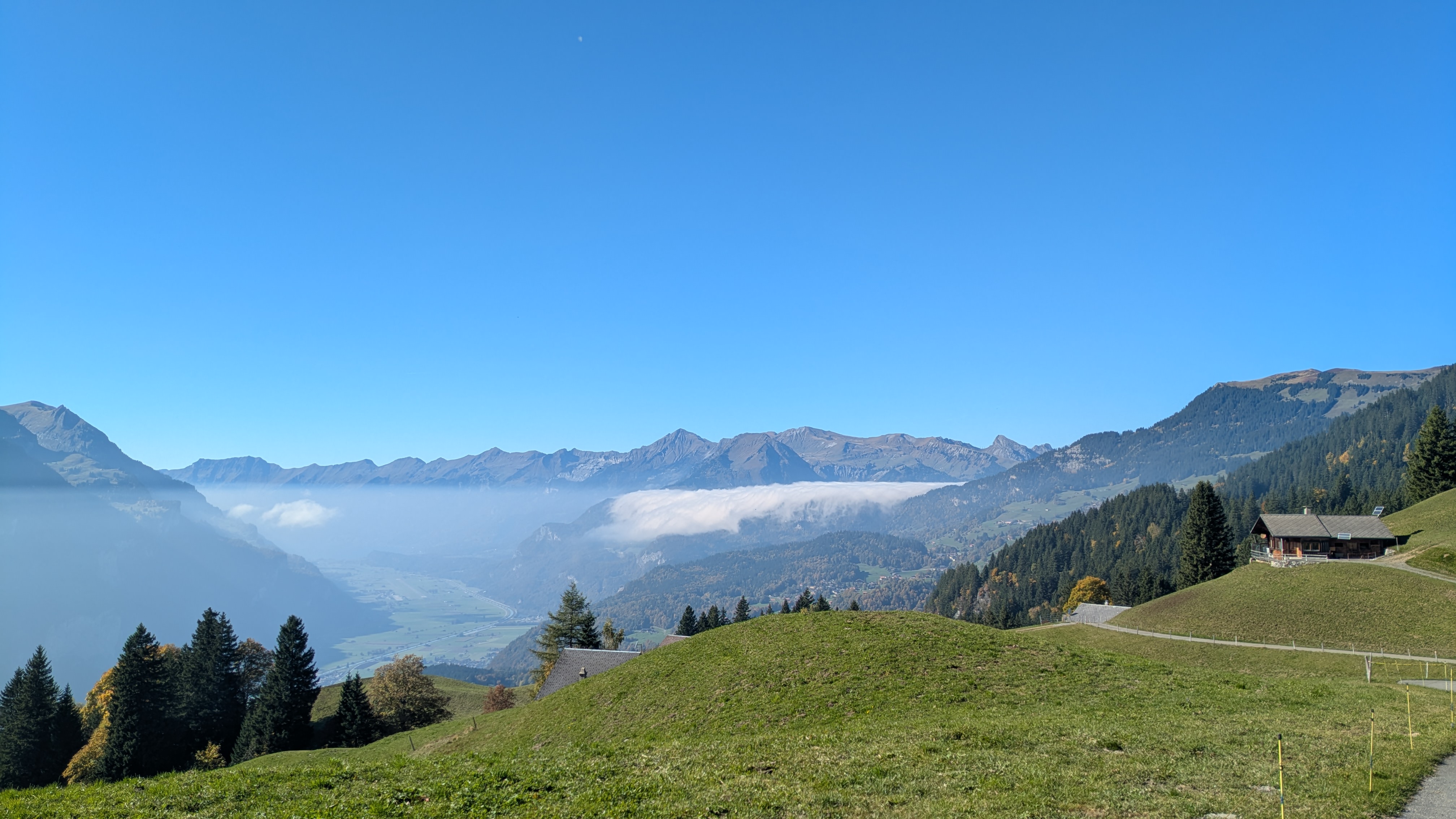 Aussicht von der Winterlicken zum nebelverhangenen Brünigpass und zur Brienzer Rothorn-Kette