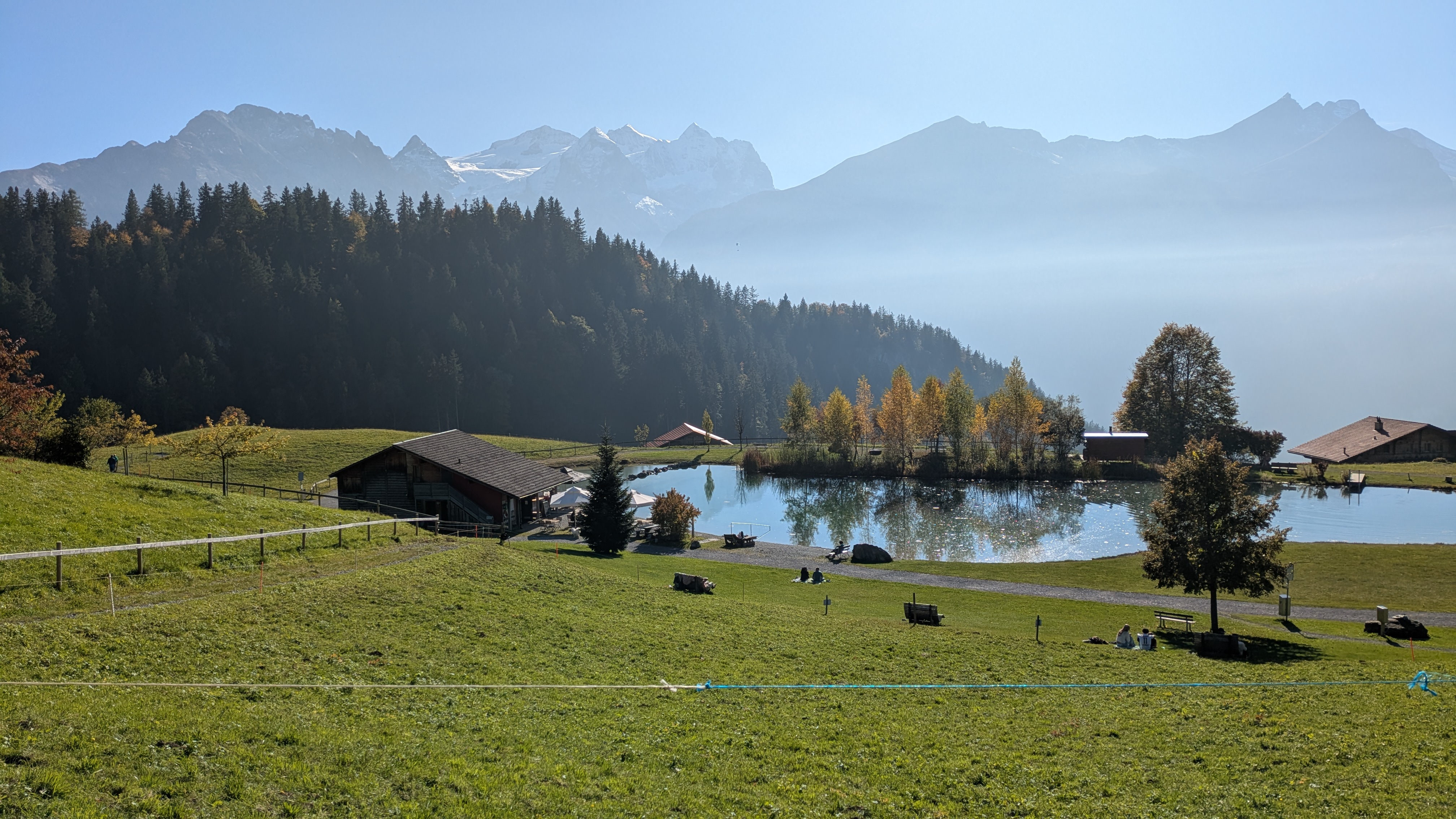 Kaffeepause am Hasliberg-Seeli nach der Rennradtour – Sonne über dem Nebel