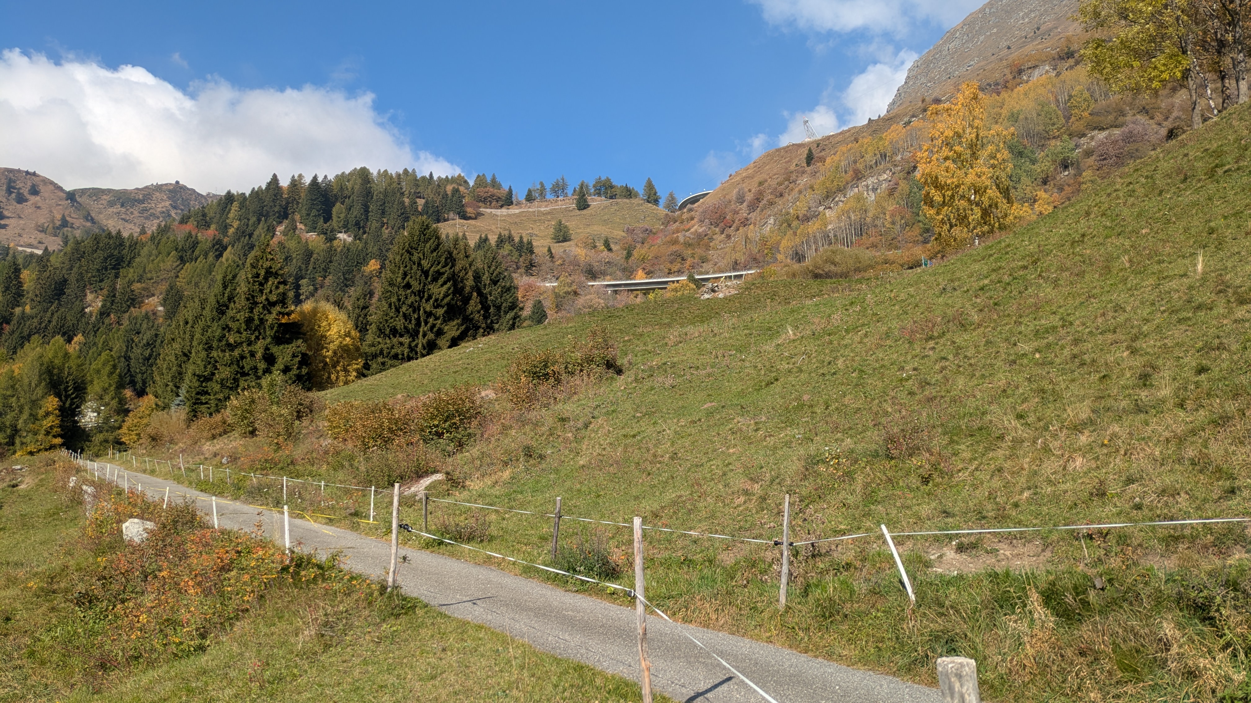 Kleines Strässchen auf dem Weg von Airolo zum eigentlichen Beginn der Gotthard-Passstrasse