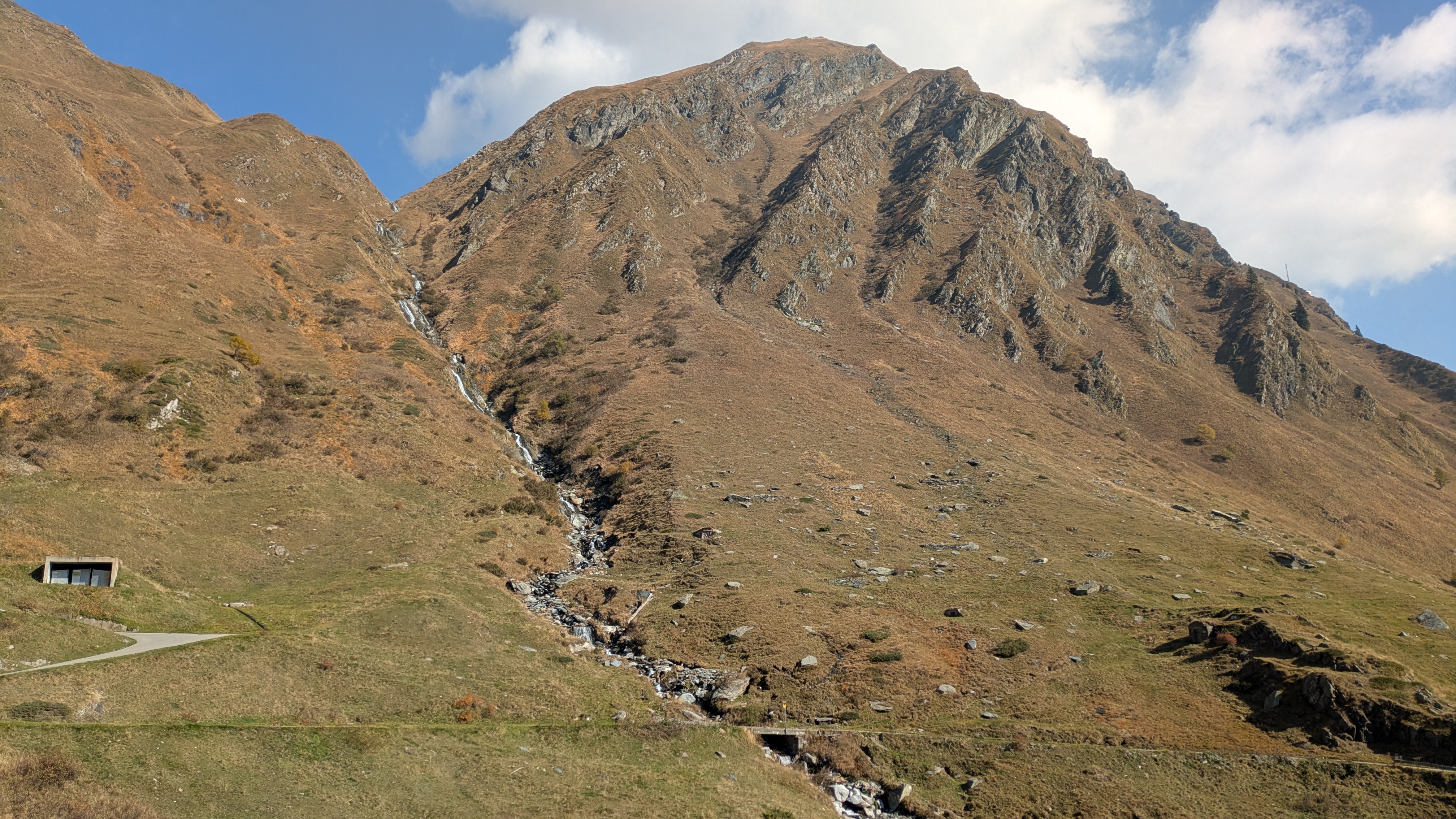 Herbstliche Hänge und Bachverlauf vor dem Start zu den klassischen Kopfsteinpfalster-Kehren