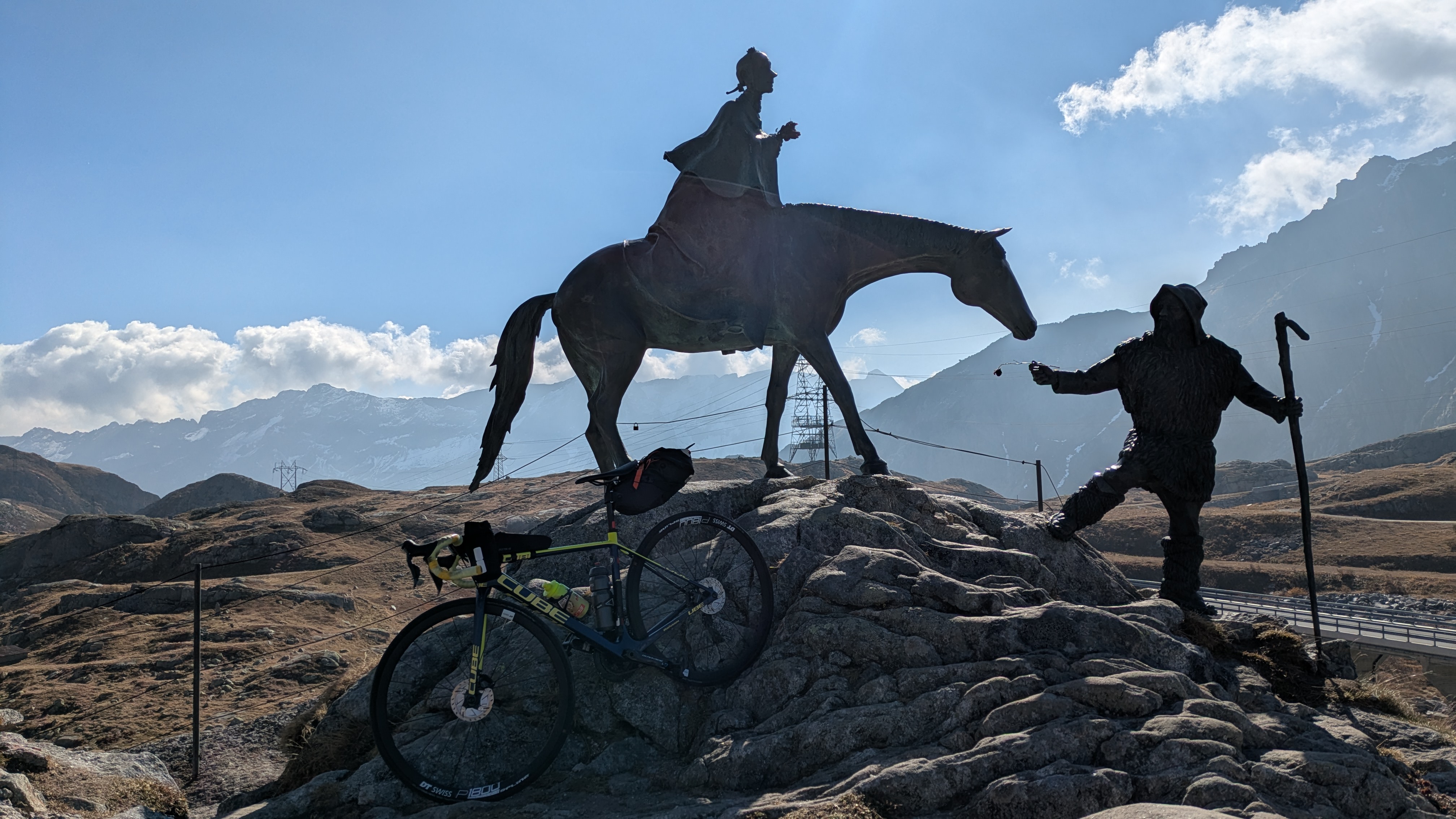 Desaix-Reiterdenkmal auf der Passhöhe.