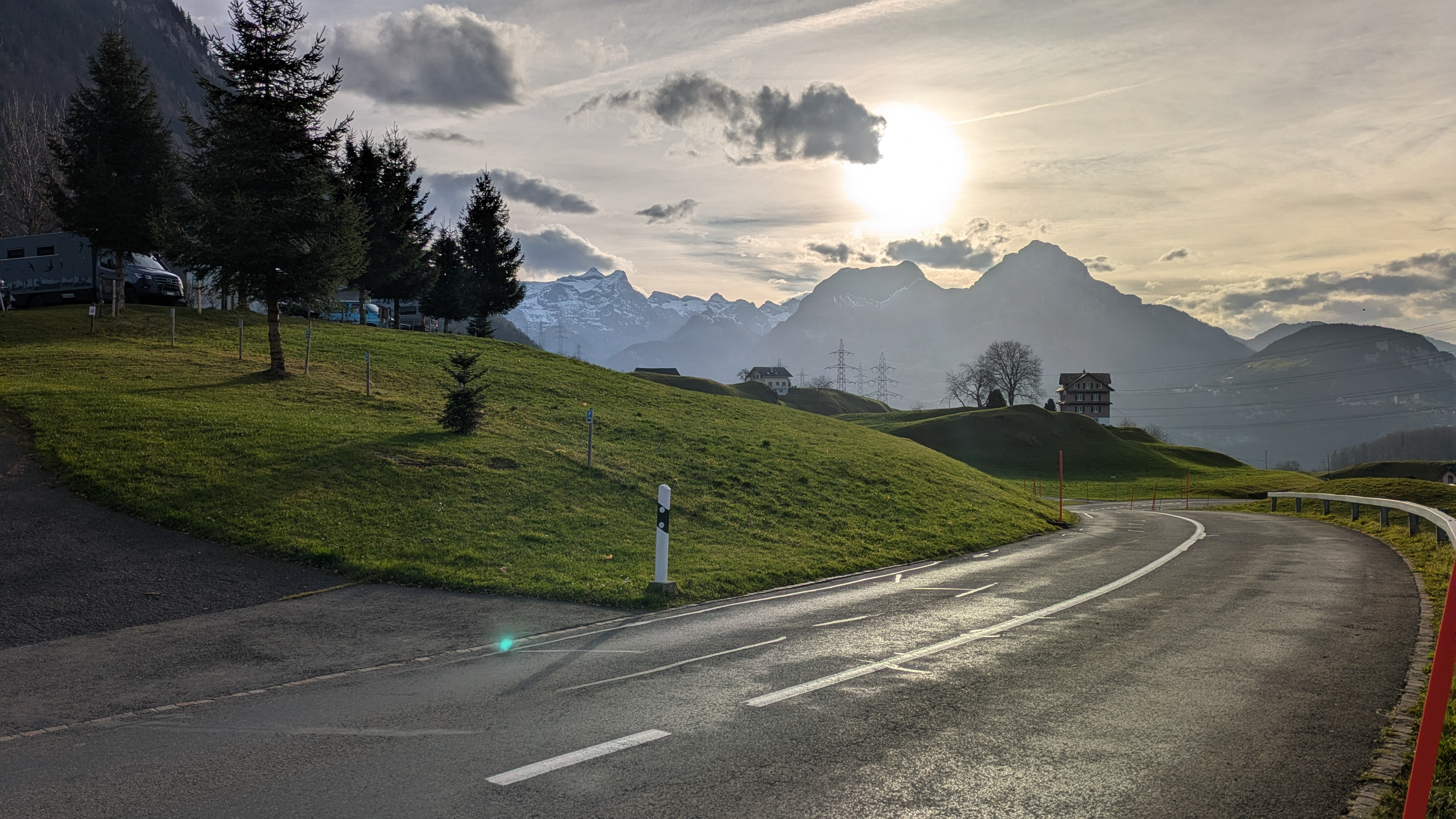 Abfahrt nach Morschach an der Schwyzerhöhe vorbei, Rennradtour mit Blick auf die Berge der Zentralschweiz