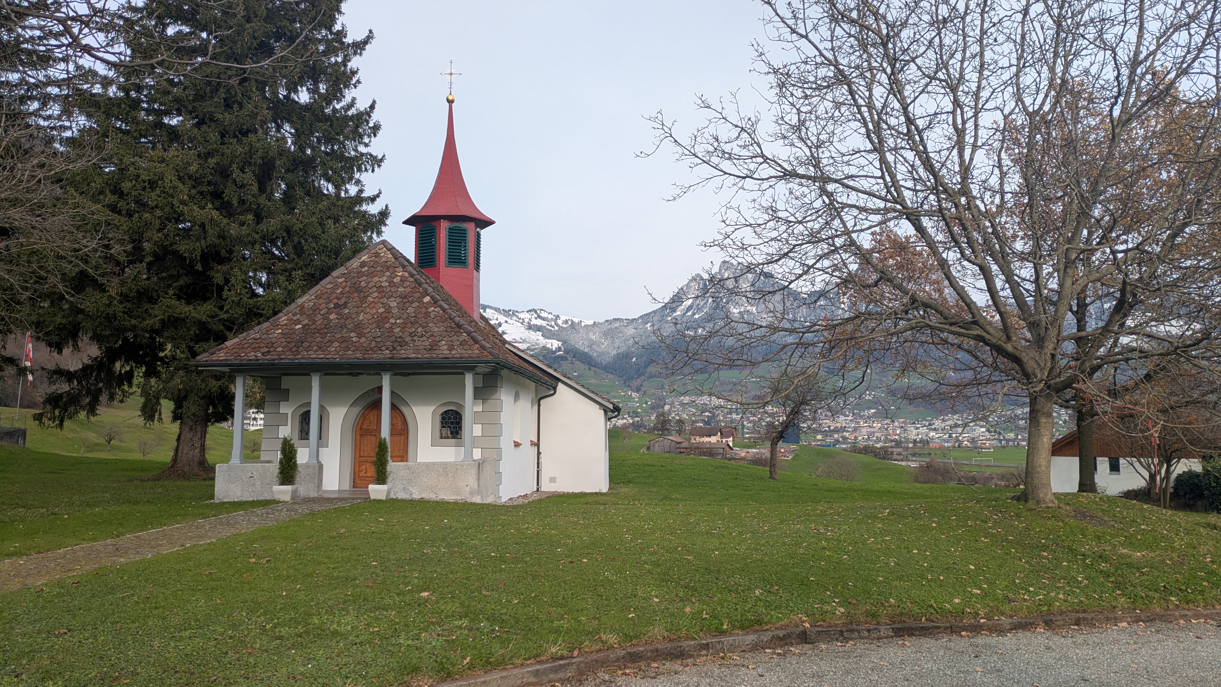 Kapelle in Wylen bei Brunnen – Rennradtour mit Blick auf Schwyz und die leicht angezuckerten Mythen in der Zentralschweiz