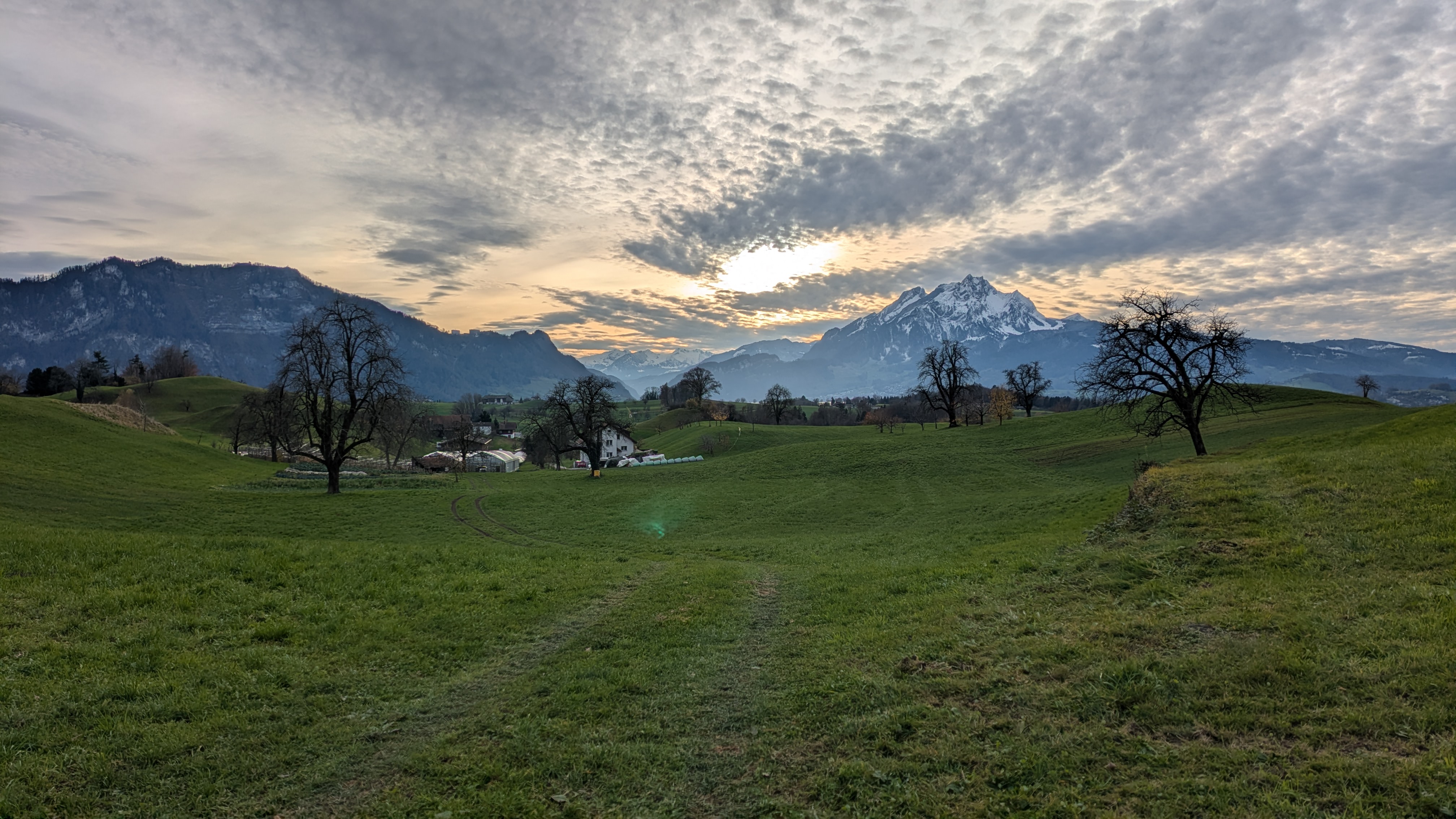 Blick von der Langenzihlstrasse bei Greppen zum Pilatus – Rennradtour am Vierwaldstättersee, klare Fernsicht in der Zentralschweiz