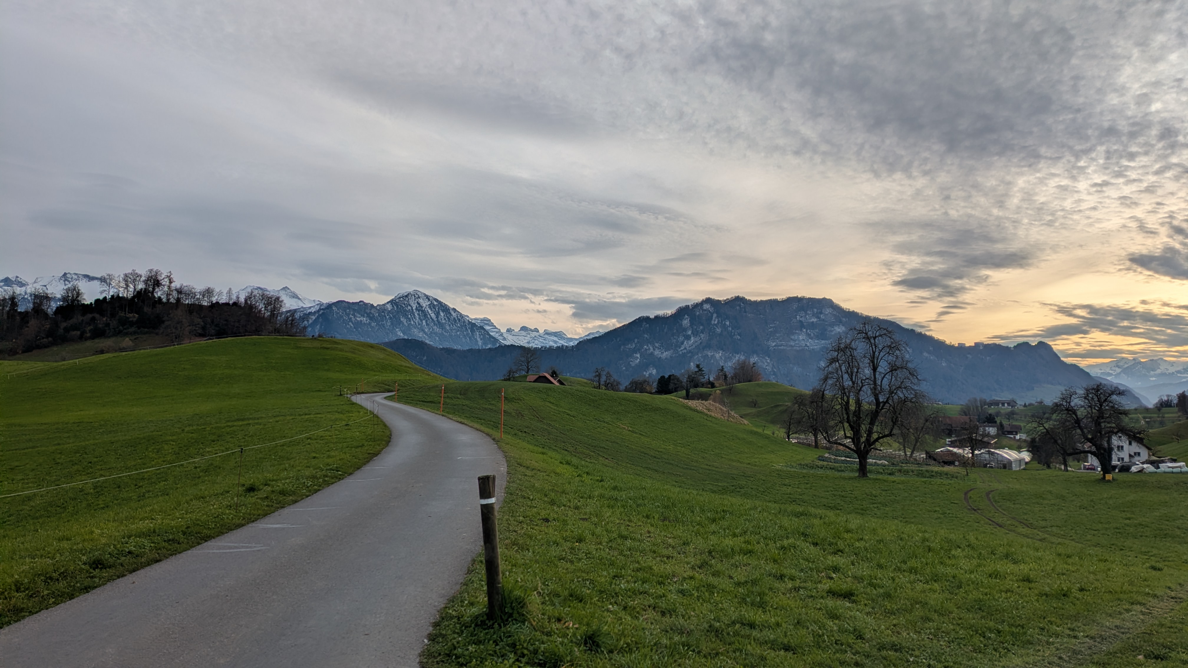 Voralpenhügel oberhalb von Greppen – weiter Blick auf Glarner/Urner Alpen links und den bewaldeten Riegel von Bürgenstock und Stanserhorn
