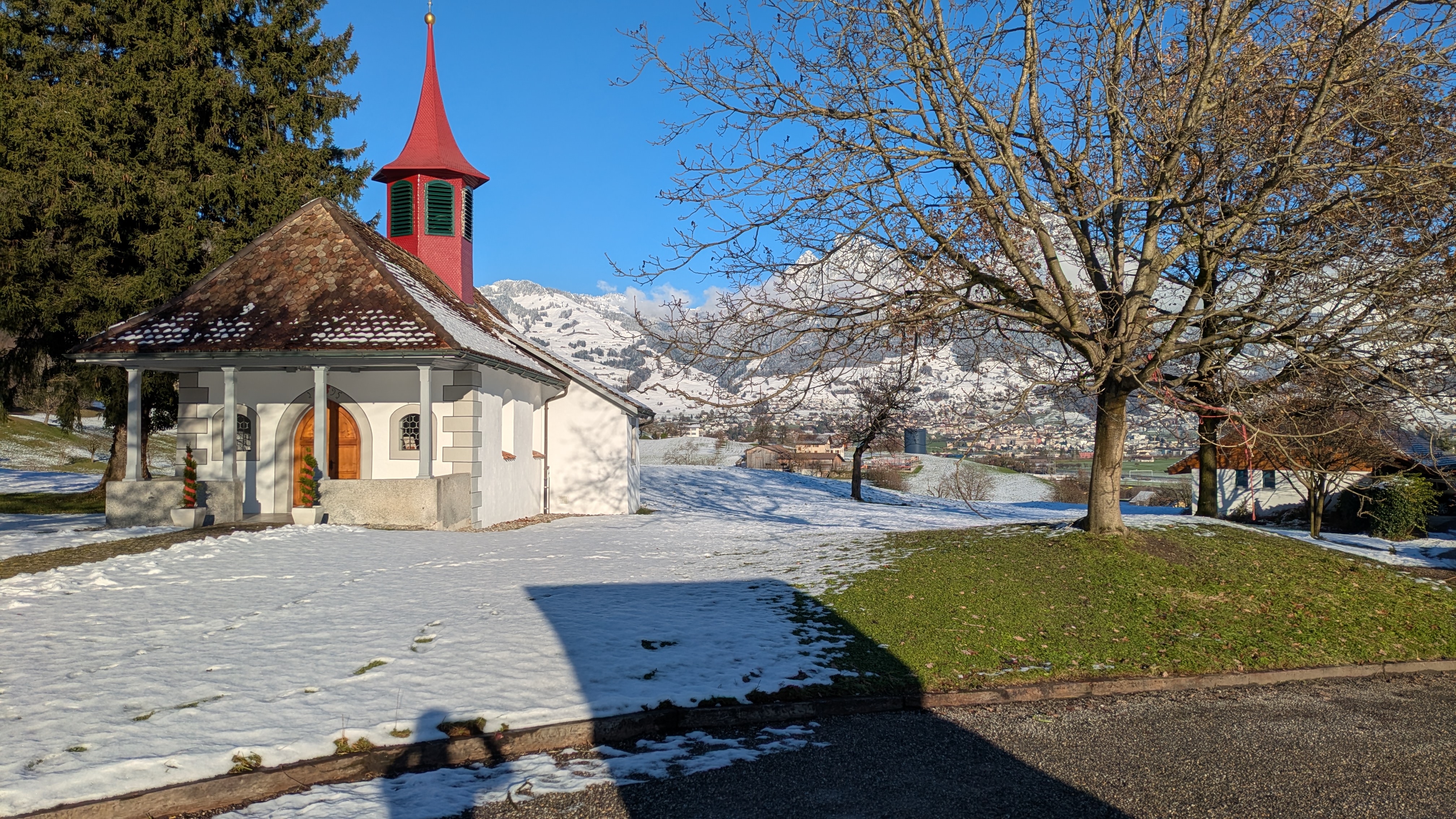 Kapelle in Wylen bei Brunnen – Rennradtour mit Blick auf Schwyz und Mythen, erste Schneedecke