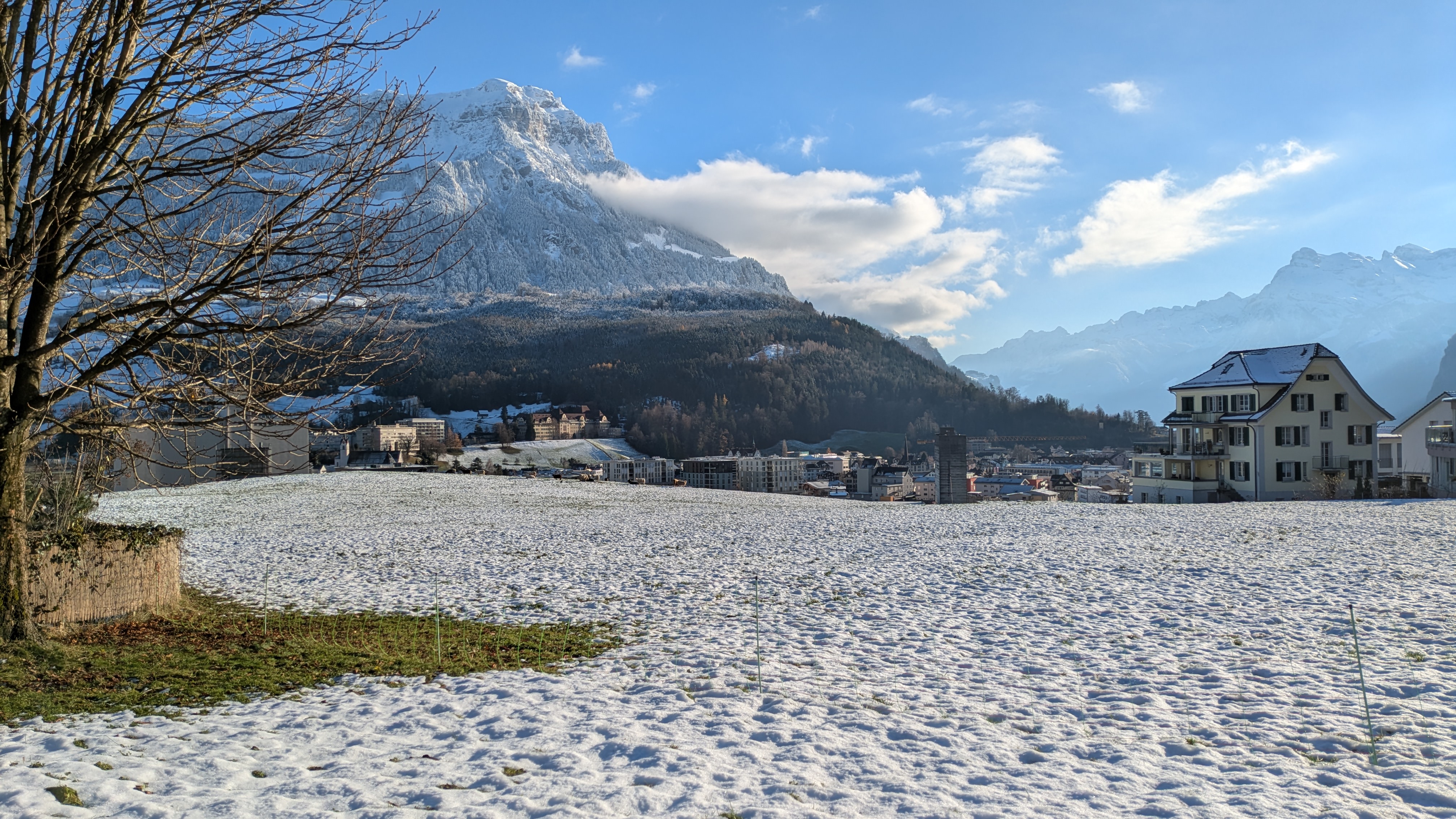 Aussicht von Brunnen-Wylen: Fronalpstock rechts, Seelisberg links, Urner Alpen in der Ferne – Winter-Rennradtour