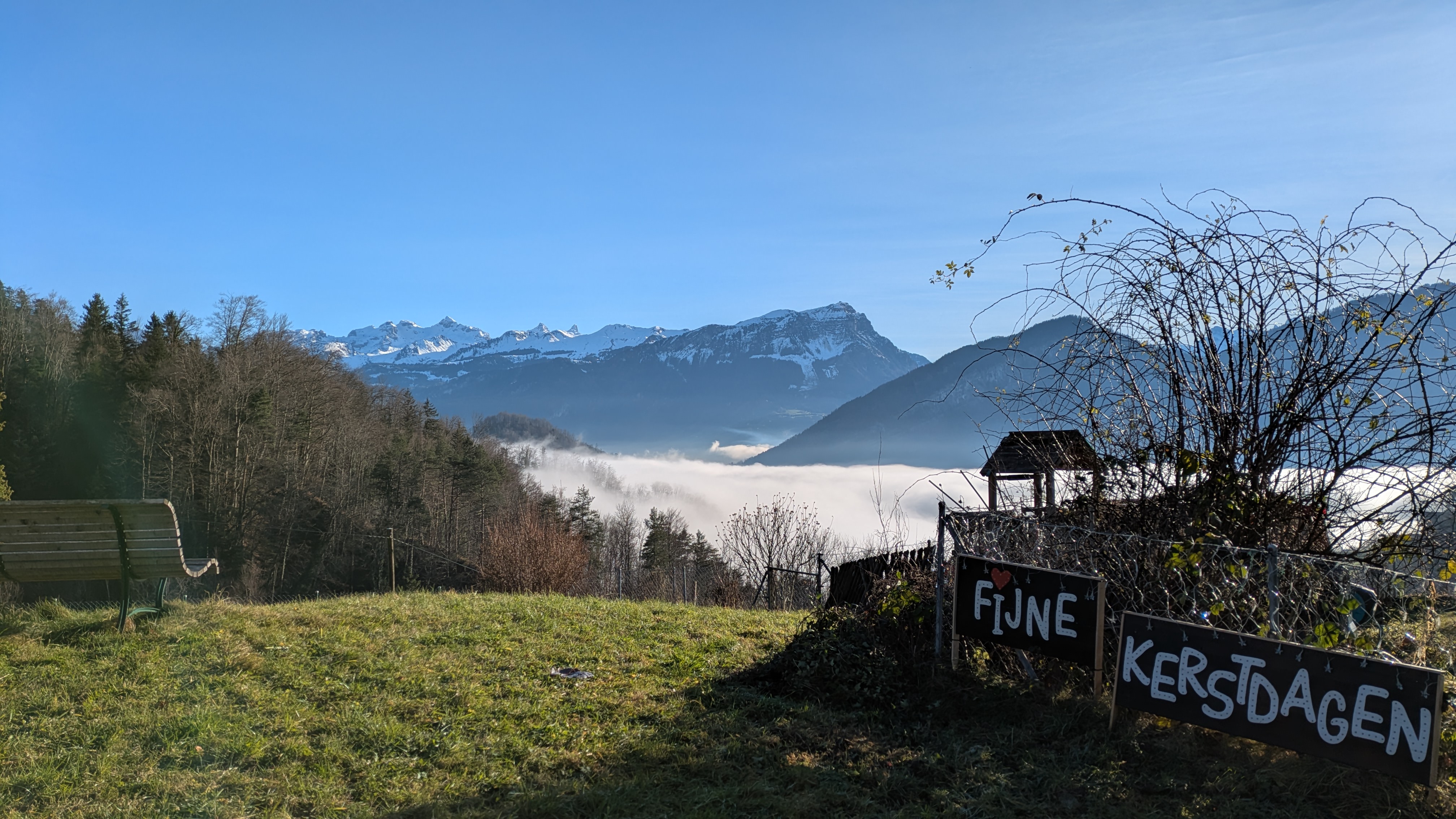 Aussicht von der Strasse Steinen–Ecce Homo auf das Nebelmeer über dem Lauerzersee – Rennradtour Zentralschweiz