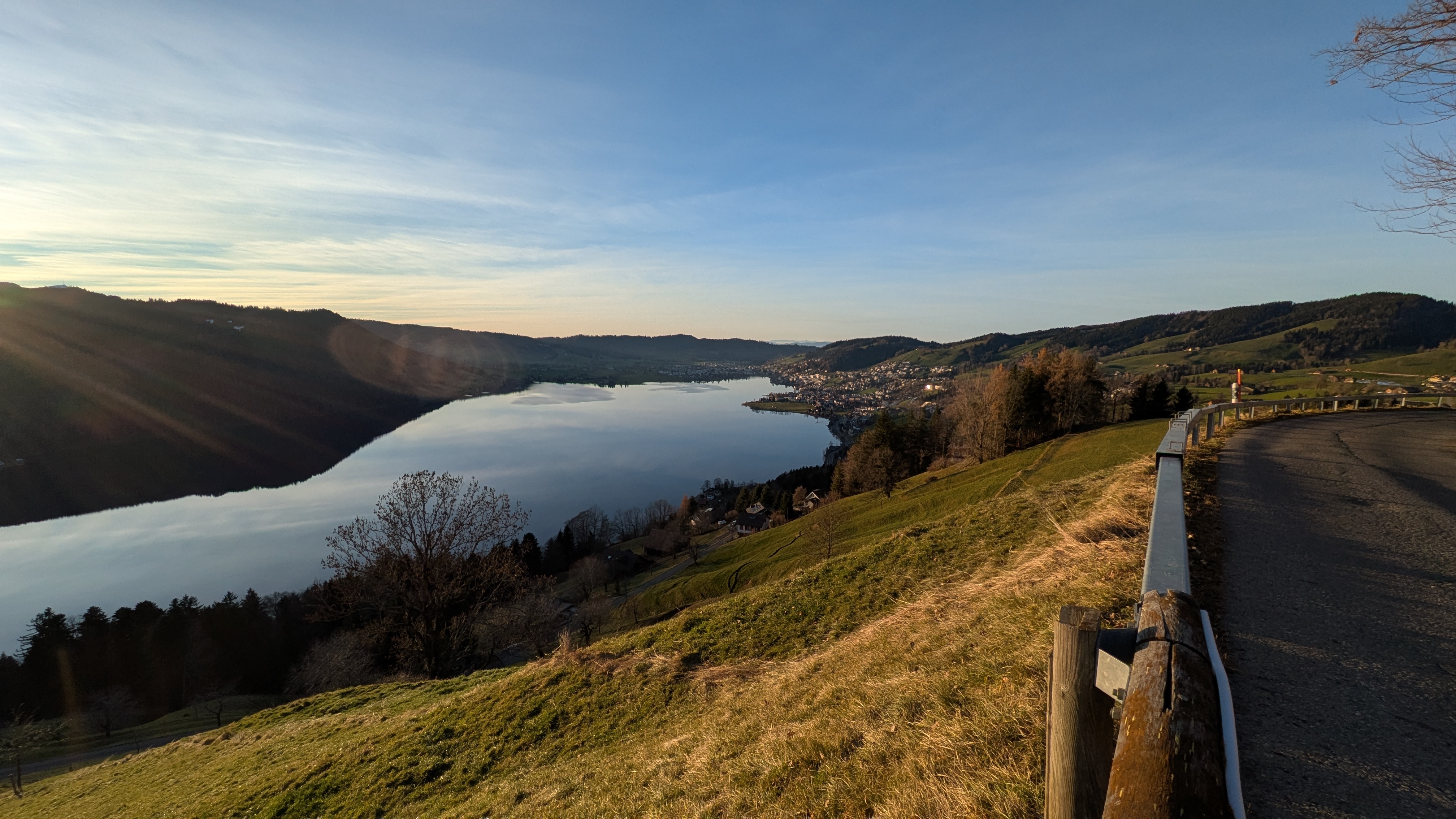 Blick zum Ägerisee von der Nebenstrasse Alosen–Rothenthurm im Abendlicht – Rennradtour Zentralschweiz