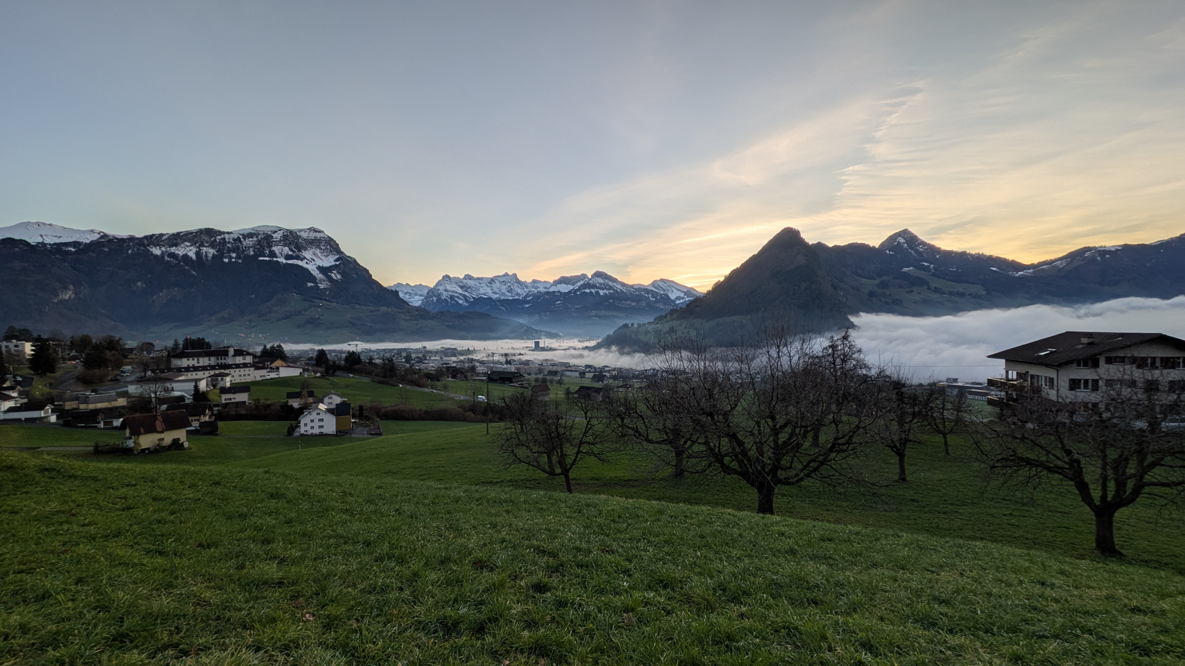 Oberhalb von Schwyz: Blick auf Brunnen und den im Nebel versunkenen Lauerzersee – Rennradtour Zentralschweiz