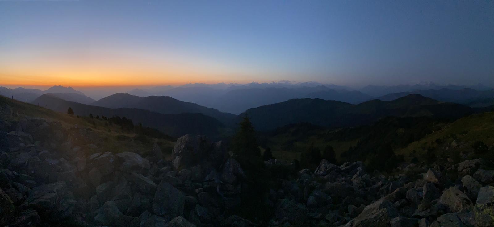 Erste Morgenröte Richtung Pilatus