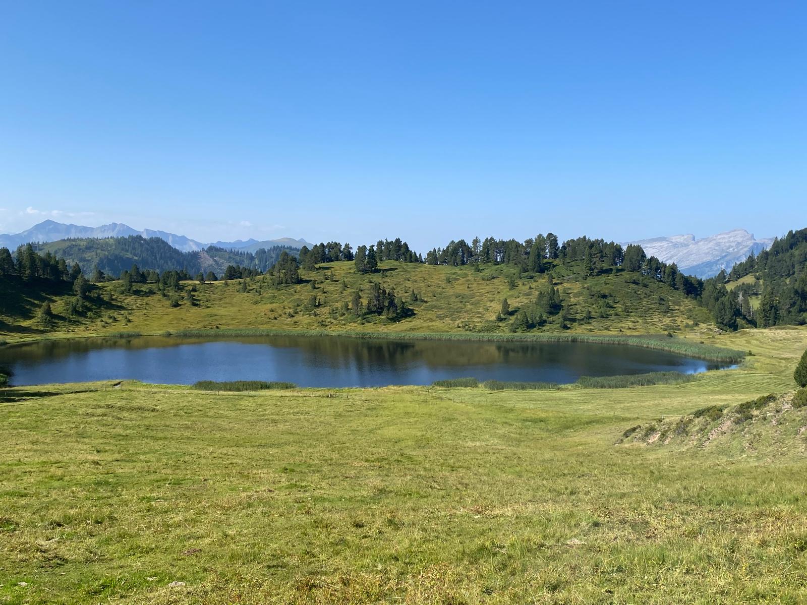 Blick auf den Sewensee beim Abstieg vom Fürstein Richtung Glaubenbergpass